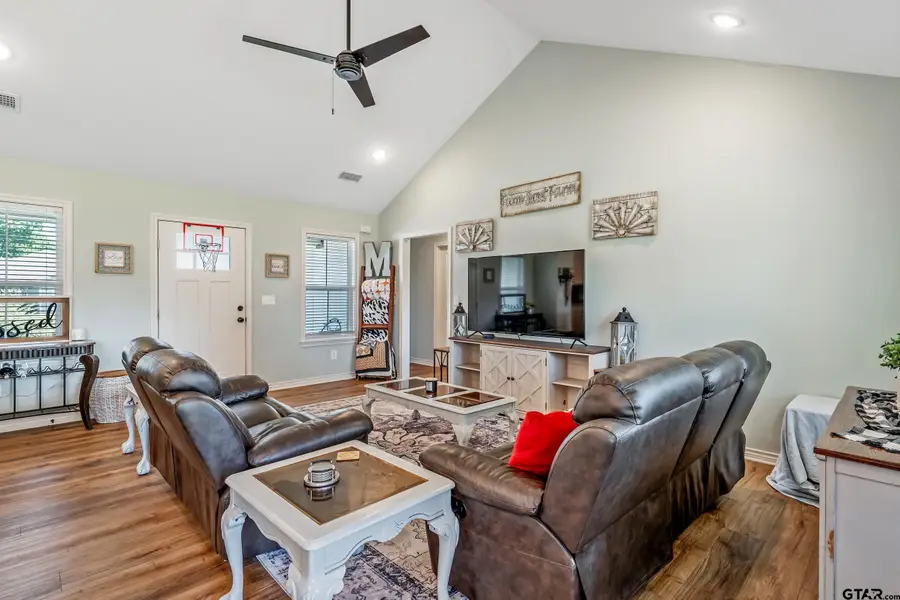 112 Brenlind Ln, Mineola, TX 75773 - Image #2