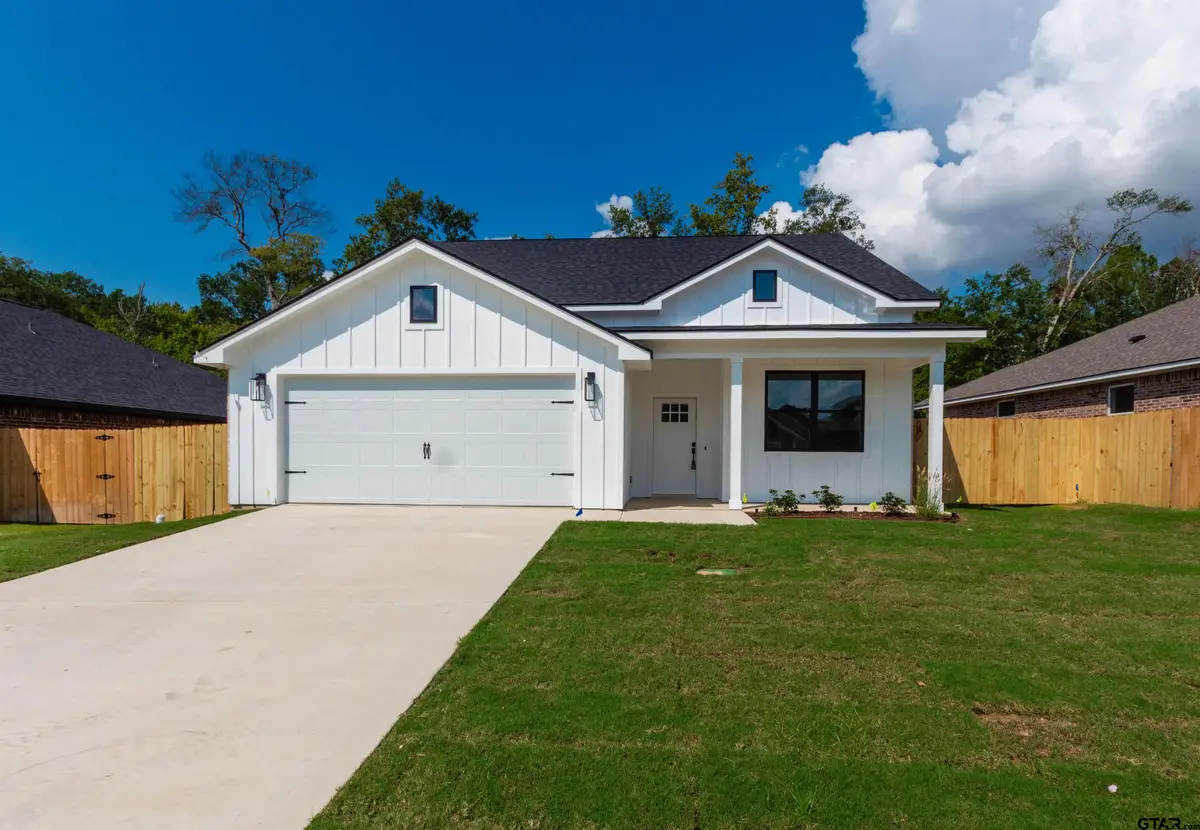 16230 Crossing Cir, Lindale, TX 75771 - Image #1