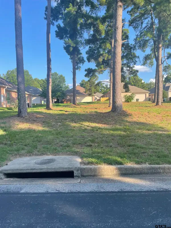 1137 Gardenwood Dr, Tyler, TX 75703