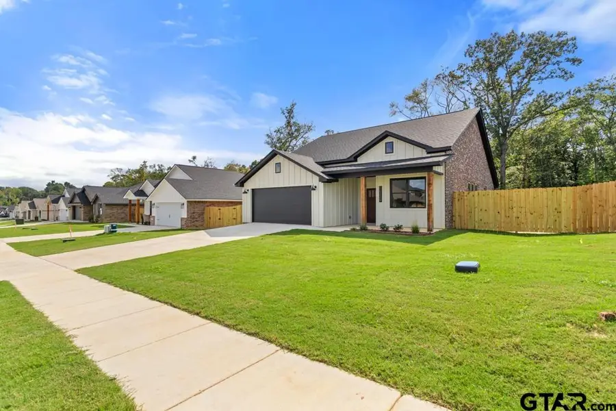 16326 Crossing Circle, Lindale, TX 75771 - Image #2