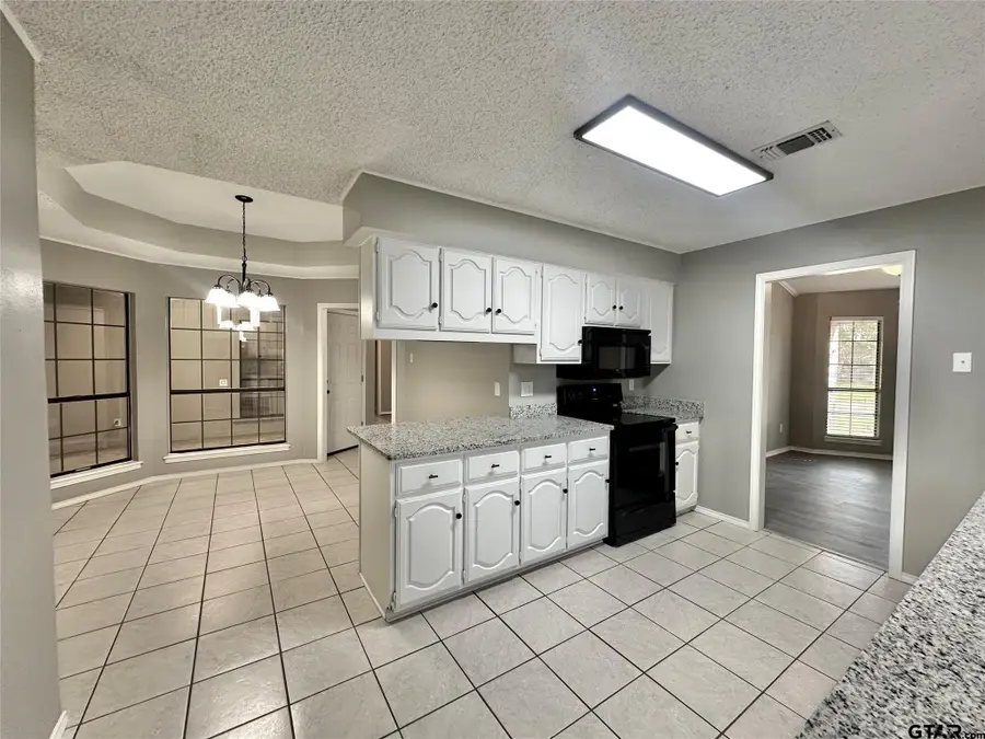 212 W Oaks Circle, Sulphur Springs, TX 75482 - Image #3