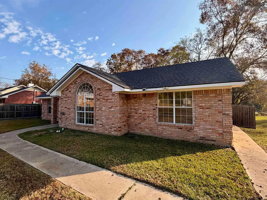 115 Austin Ave, Mount Pleasant, TX 75455 - Image #2