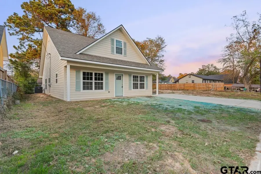 214 W Hurley Ave, Gladewater, TX 75647 - #2