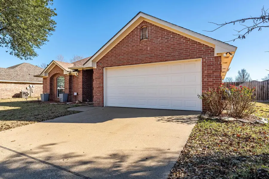 411 Amanda Ct, Whitehouse, TX 75791 - Image #2