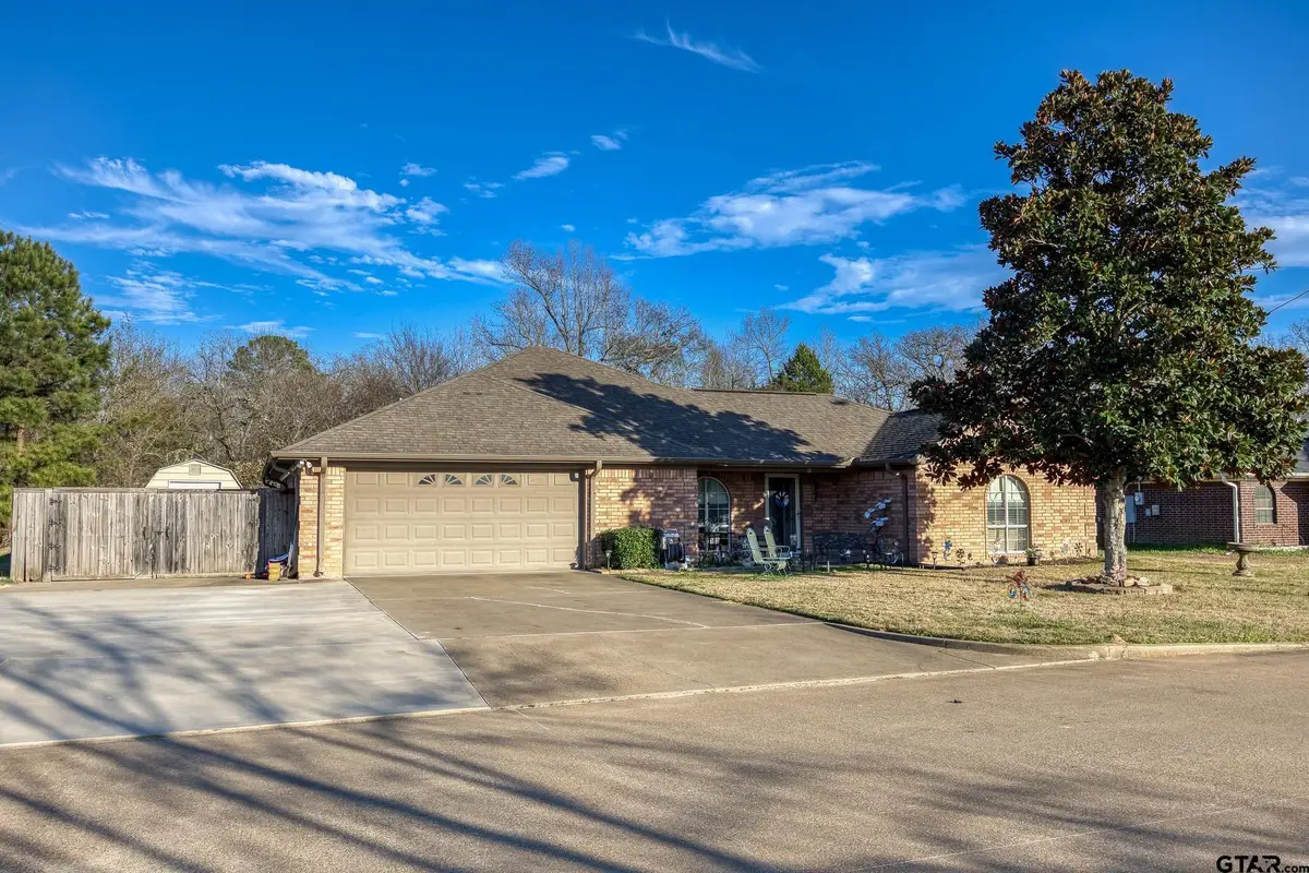 418 Chancellor Dr, Palestine, TX 75803 - Image #1