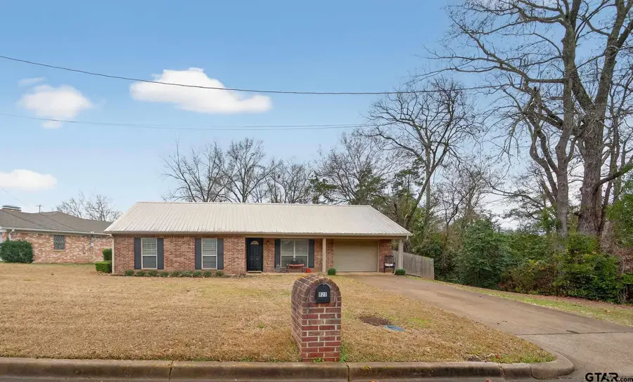 823 Willow Creek Dr, Jacksonville, TX 75766 - Image #2