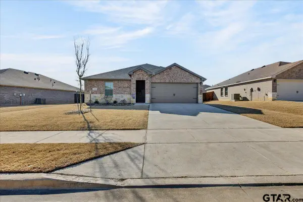 1203 Hidden Valley Dr, Chandler, TX 75758