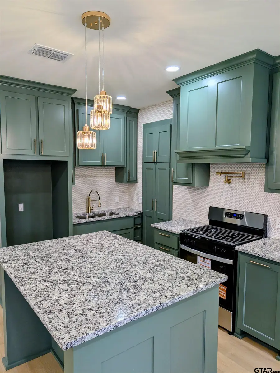 910 Duckenfield Ave, Tyler, TX 75701 - #3