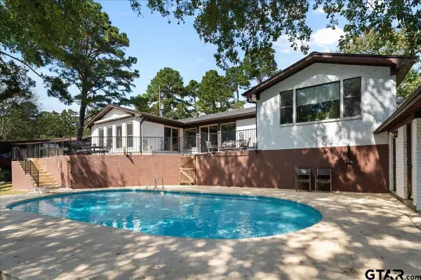 2002 W Lake Dr, Gladewater, TX 75647