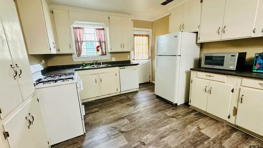 706 LAYTON ST, Kilgore, TX 75662 - #3