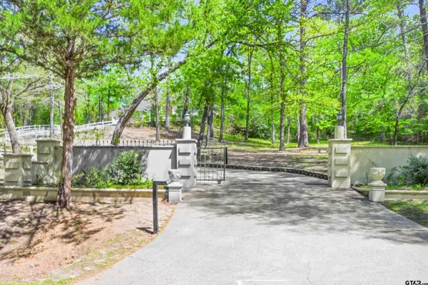 18737 Oakbrook Rd, Tyler, TX 75703