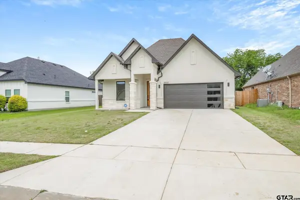 1868 Meadowview, Canton,  75103