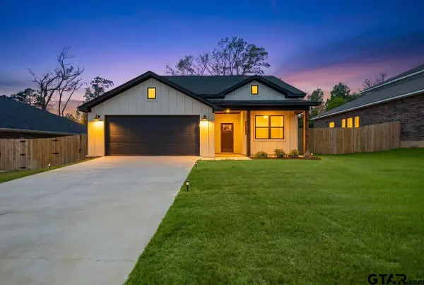 16326 Crossing Circle, Lindale, TX 75771