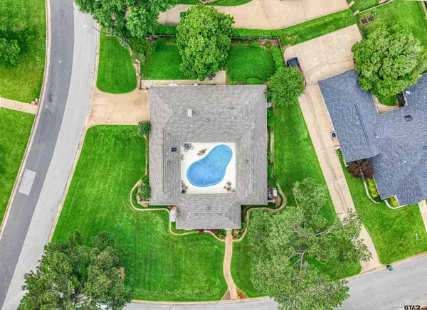 7000 Hollytree Cir, Tyler, TX 75703