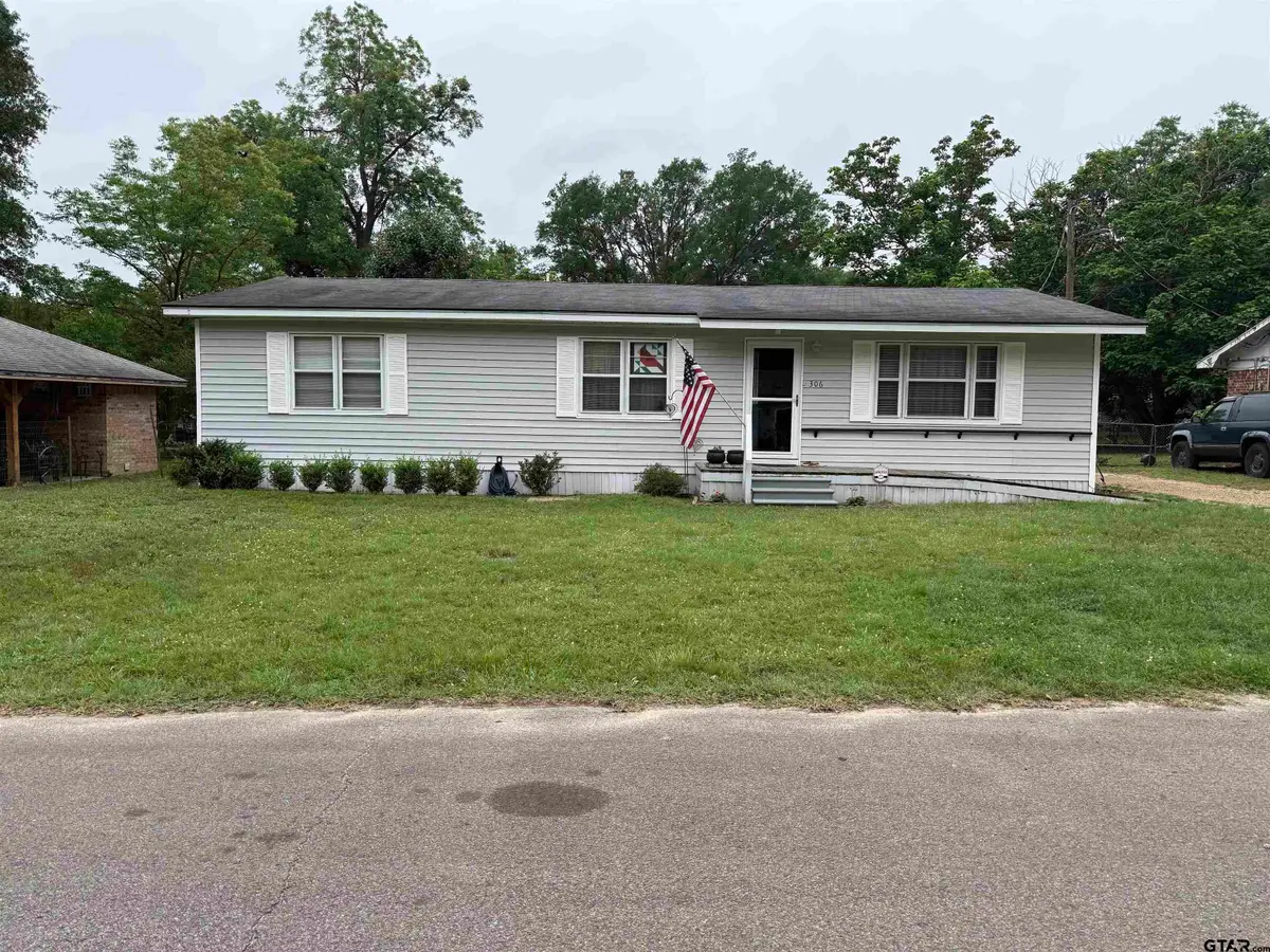 306 Floyd St, Winnsboro, TX 75494 - #1