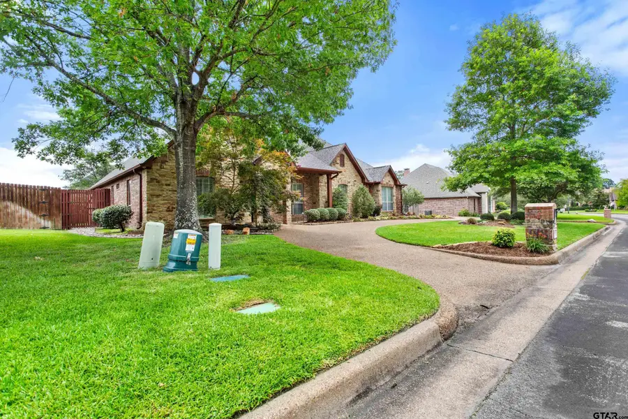 2318 Kingsmill Cir., Tyler, TX 75703 - #3