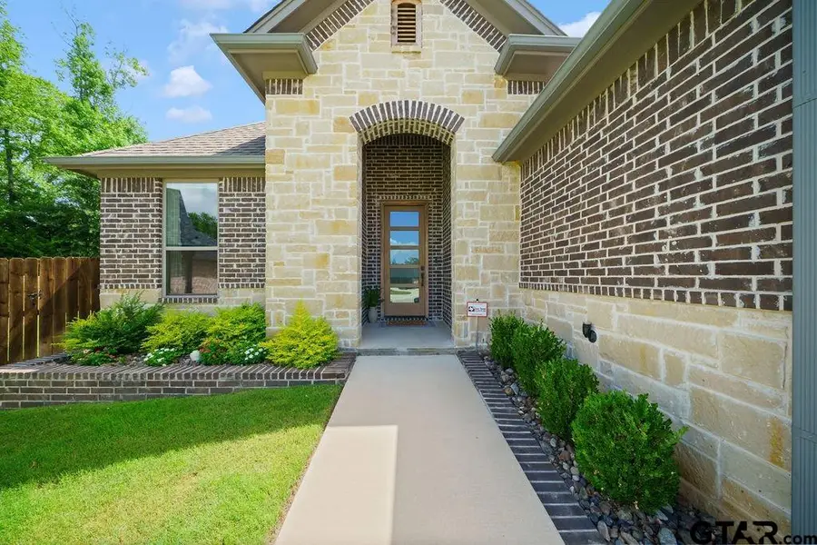 11035 Oak Springs Cv., Tyler, TX 75703 - #2