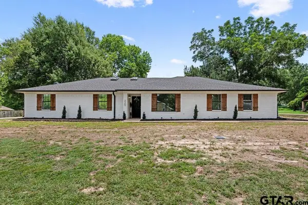 225 Francis Dr, Lindale, TX 75771