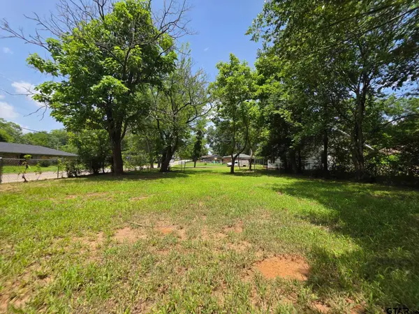 250 Cedar St, Jacksonville,  75766