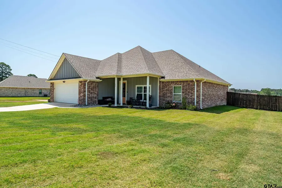 639 Peavine Dr., Kilgore, TX 75662 - #3