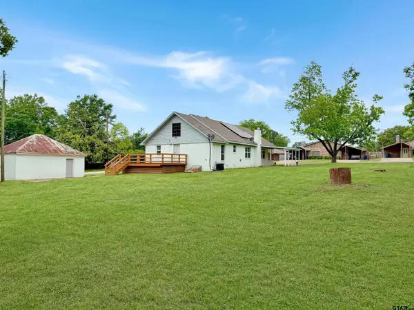 526 N Broad Street, Chandler,  75758