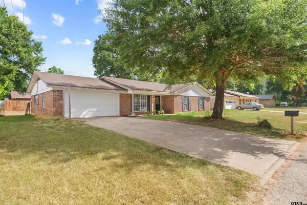 305 Larkspur Ln, Palestine, TX 75803