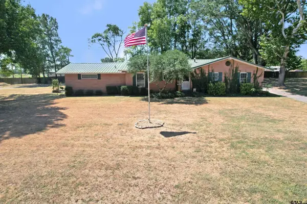 111 E Oak St, Yantis, TX 75497
