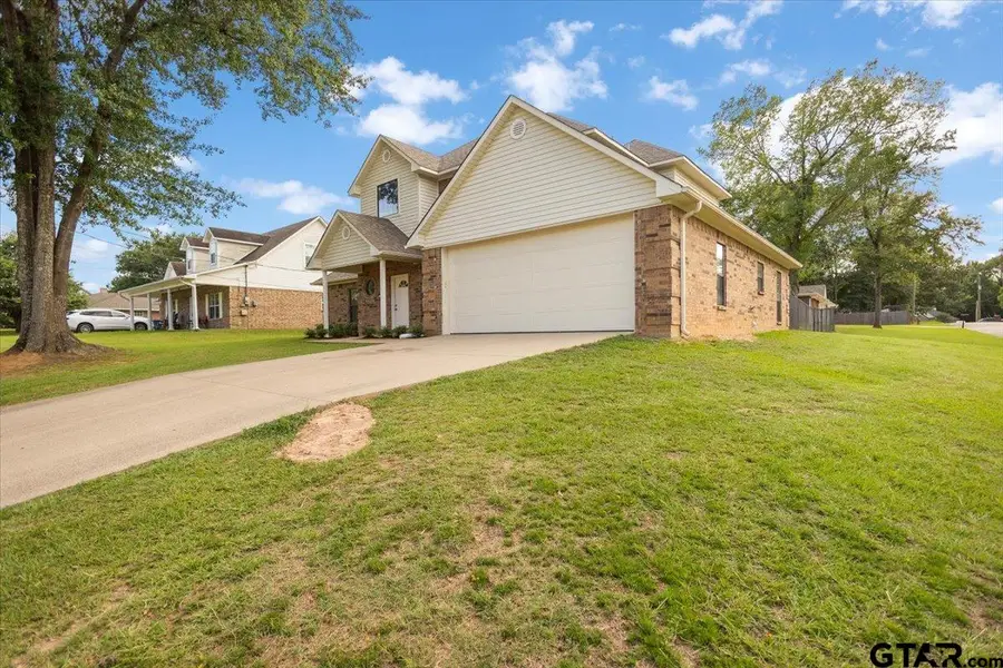 703 Daniel St, Gladewater, TX 75647 - #2