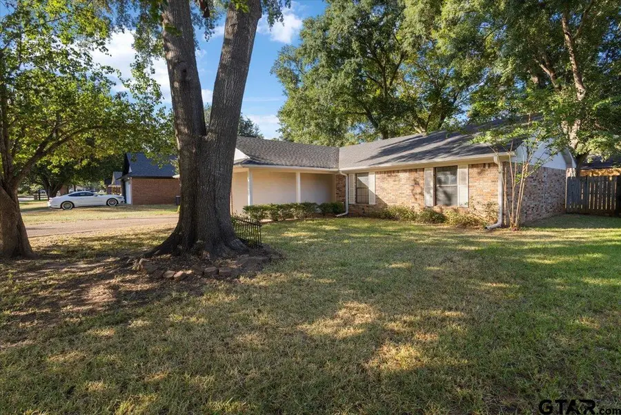 907 Peggy Dr., Whitehouse, TX 75791 - #2