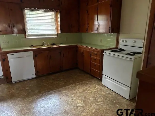 330 W Charnwood St, Tyler, TX 75701 - #3