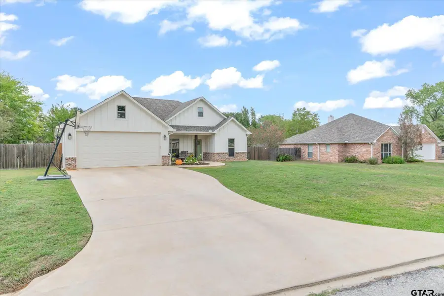 211 E Nevada St, Van, TX 75790 - #2