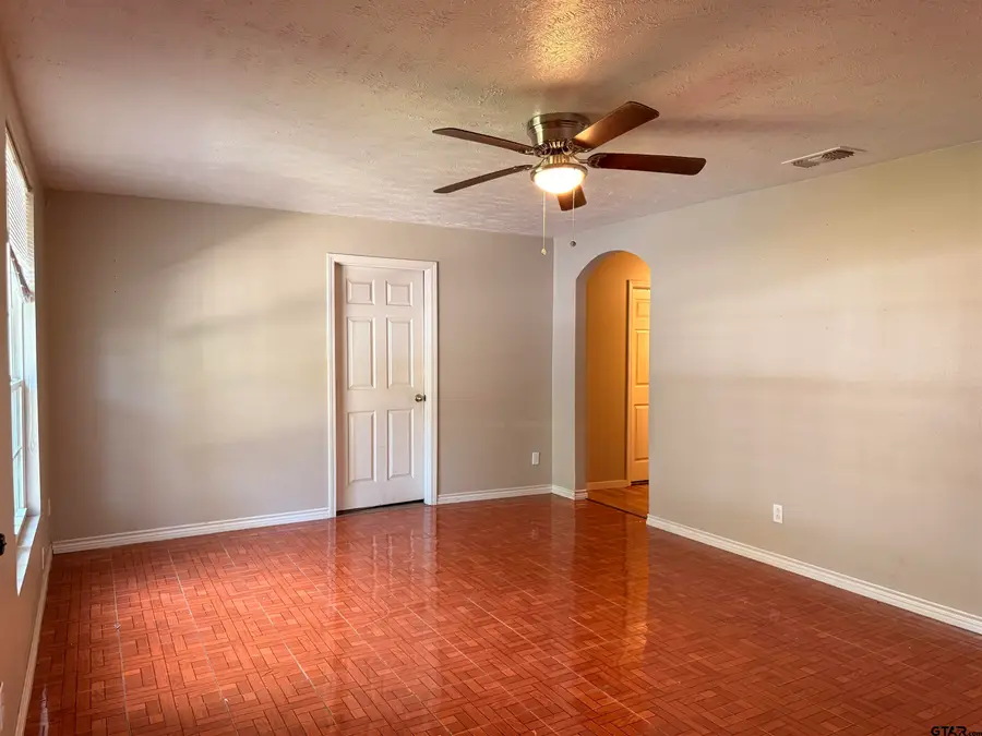 1309 N Crockett Ave, Mount Pleasant, TX 75455 - #2