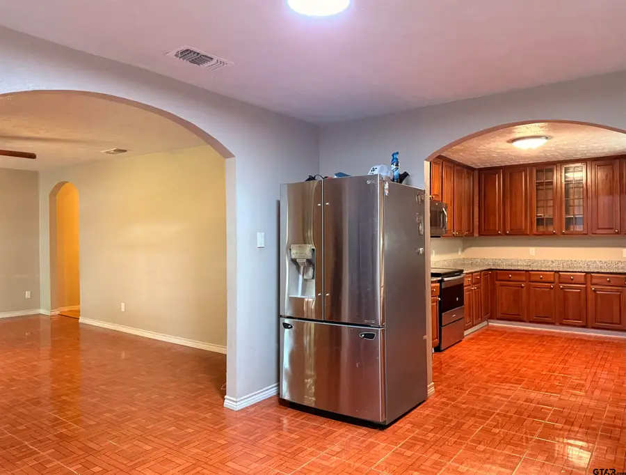 1309 N Crockett Ave, Mount Pleasant, TX 75455 - #3