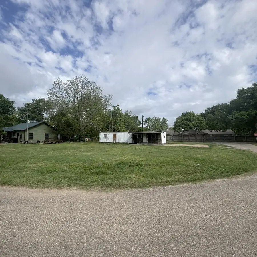 211 E Railroad Dr, Tenaha, TX 75147 - #2