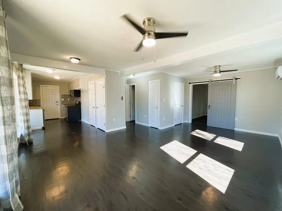 1107 E Brown Street, Llano, TX 78643 - Image #2