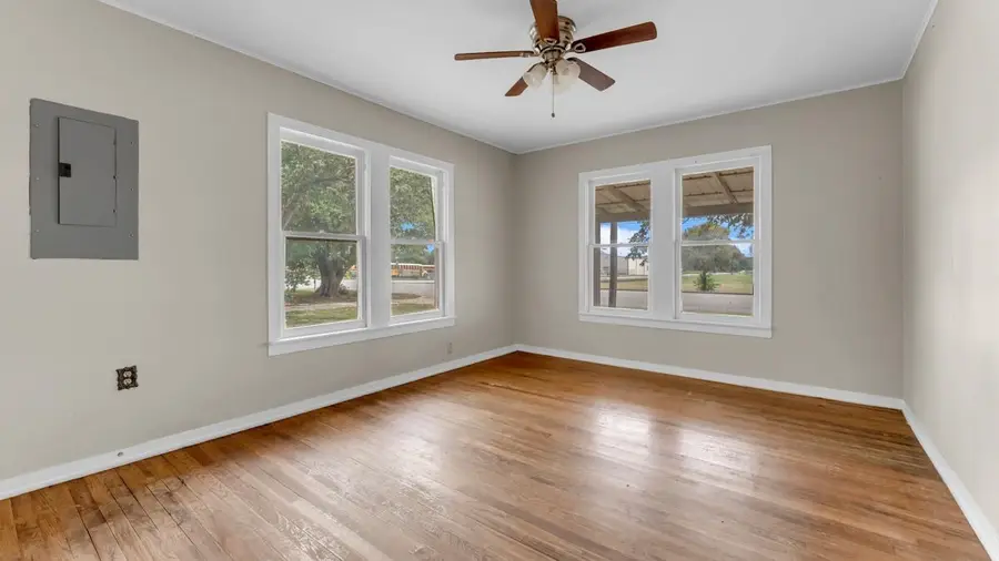 406 E Graves Street, Burnet, TX 78611 - Image #2