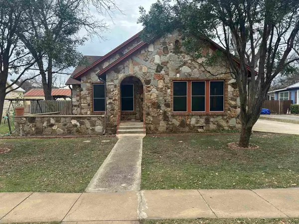206 E Sandstone, Llano, TX 78643-9999