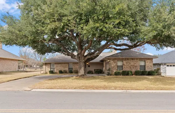 210 Meadowlakes Drive, Meadowlakes, TX 78654