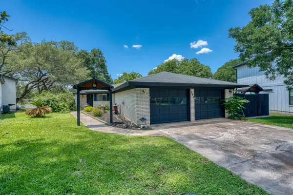 104 Bluebird Lane, Highland Haven, TX 78654