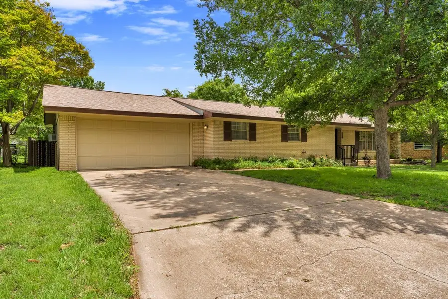 1011 N Vandeveer St, Burnet, TX 78611 - #2