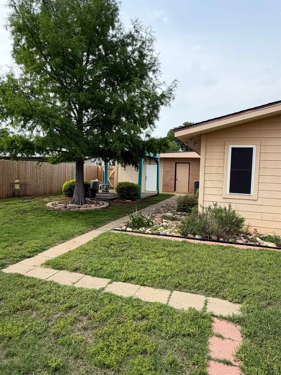1306 E Wallace St., Llano, TX 78643 - #2
