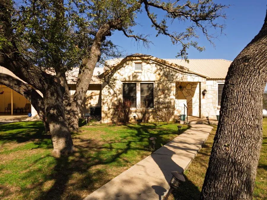 1003 N Ridge St, Lampasas, TX 76550 - #2