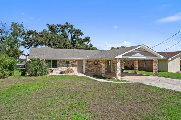 102 Flamingo Circle, Highland Haven, TX 78654-8255