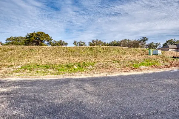 1906 N Chalet Circle, Kerrville, TX 78028