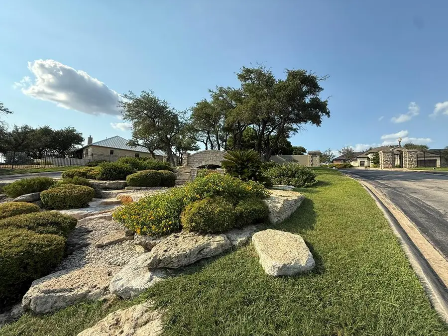 2005 N Cordoba Ave, Kerrville, TX 78028 - Image #2