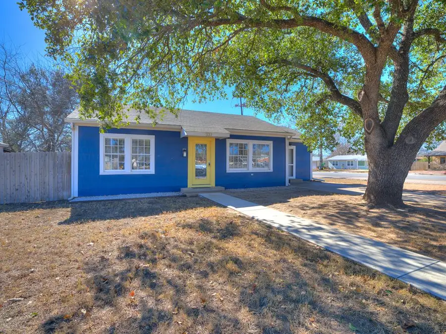 337 W Hackberry St, Fredericksburg, TX 78624 - Image #2