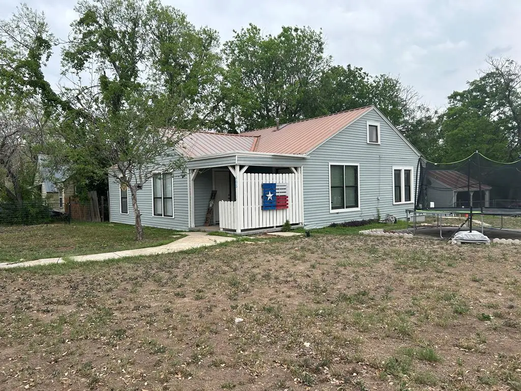 905 N Tivy St, Kerrville, TX 78028 - Image #1