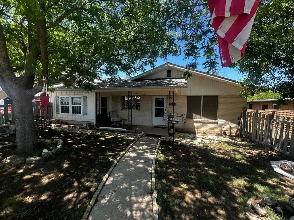 1304 Ridge Rd, Kerrville, TX 78028 - Image #1