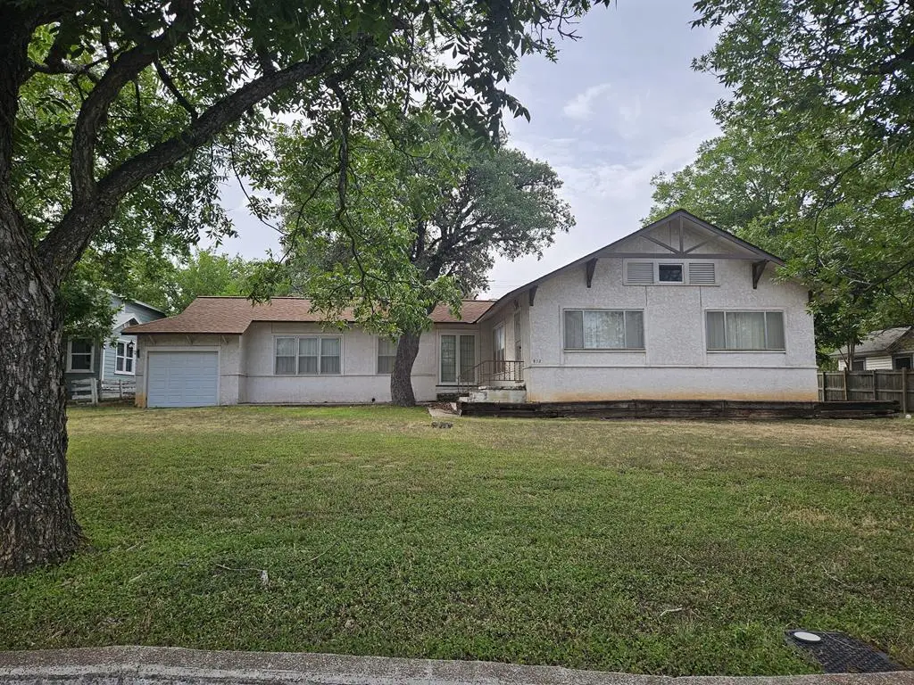 912 N Tivy St, Kerrville, TX 78028 - #1