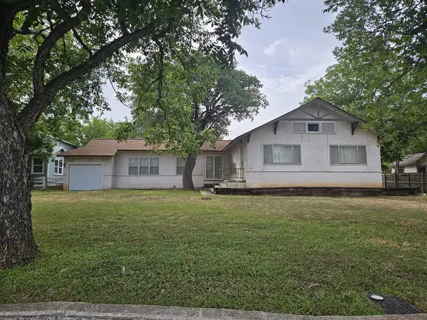 912 N Tivy St, Kerrville, TX 78028